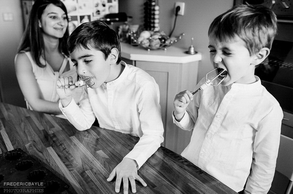 préparation d'un gateau en famille