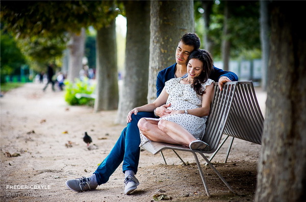 couple sur un banc à Paris pendant la grossesse de madame