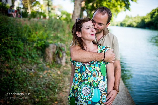 femme enceinte enlacée par son mari