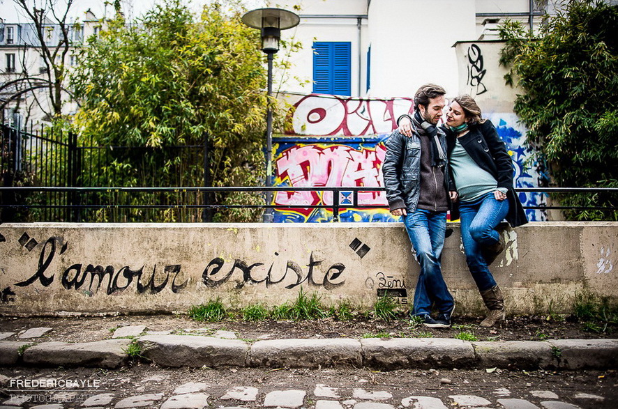 photo d'un couple avec femme enceinte, et l'expression L'Amour Existe