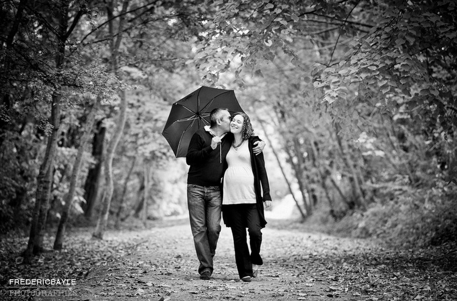 promenade durant la grossesse, couple en noir et blanc