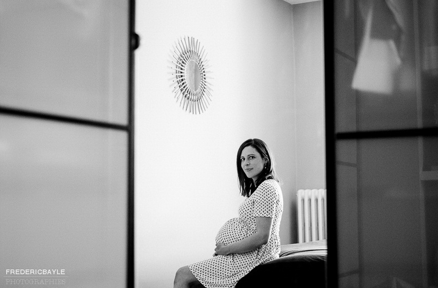 photo en noir et blanc de femme enceinte