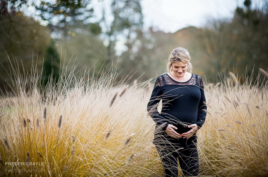 photo de grossesse dans un champ de blé