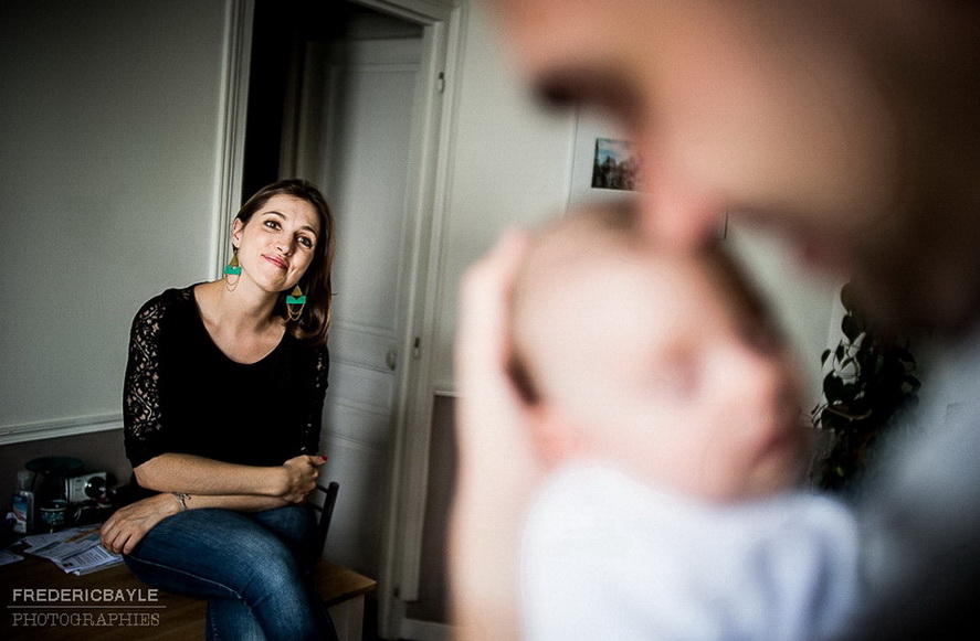 une maman regardant le papa avec son bébé