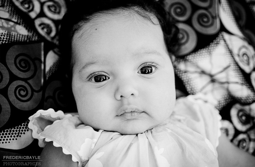 gros plan en noir et blanc d'un beau bébé