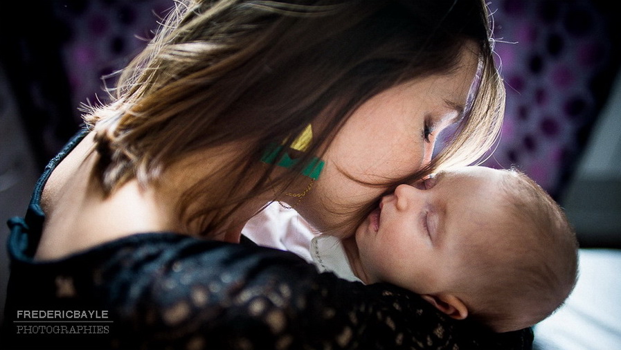 maman qui fait un calin à son bébé