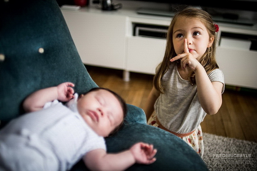 petite fille avec bébé qui dort