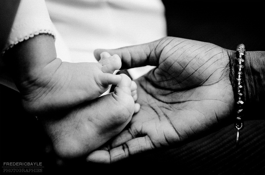 gros plan en noir et blanc sur la main de bébé