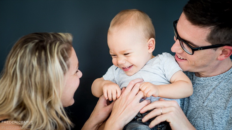 photo de famille en couleur, bébé et ses parents qui jouent