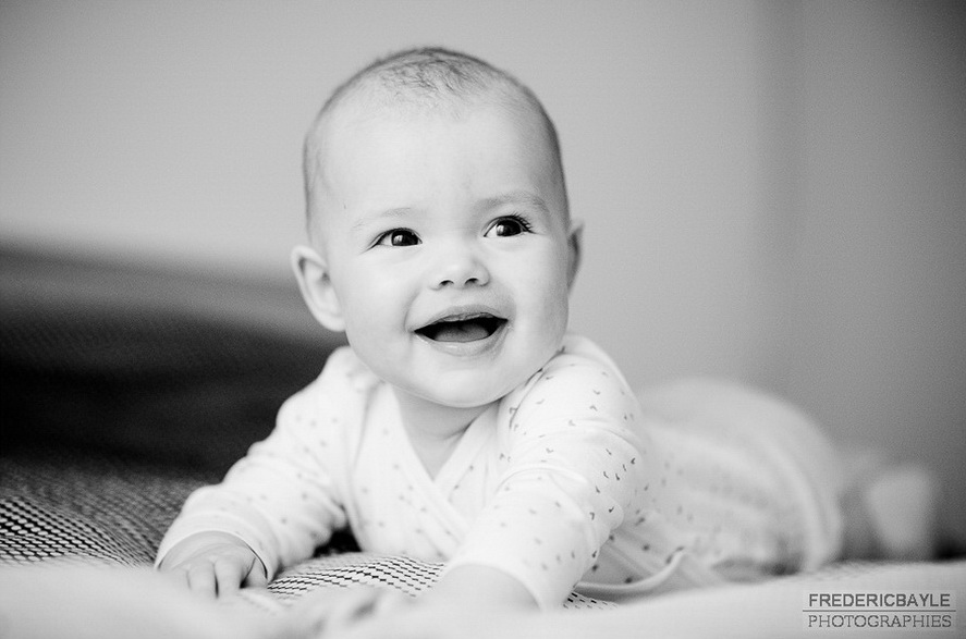 belle photo en noir et blanc de bébé qui sourit