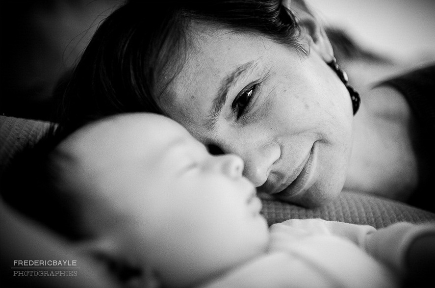 bébé qui dort et maman qui le regarde