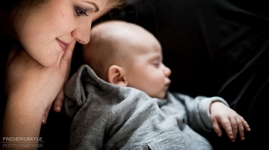 bébé et sa maman en train de faire un calin