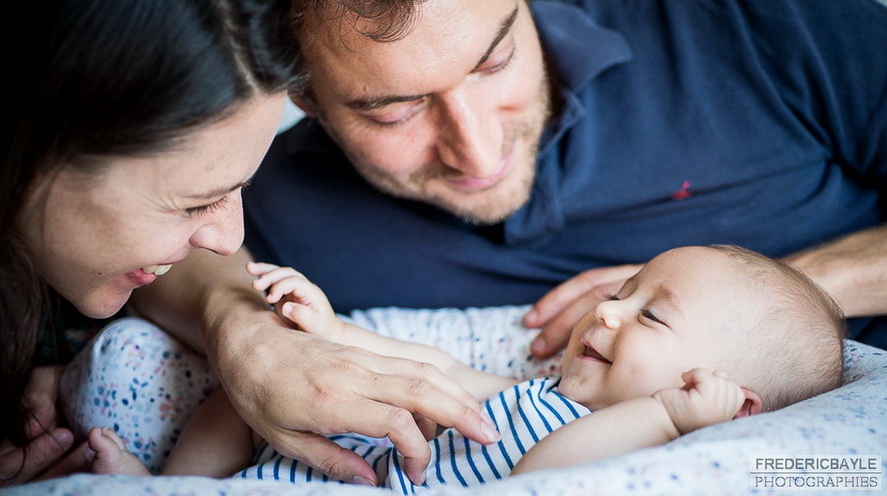 parents s'amusant avec leur bébé qui sourit