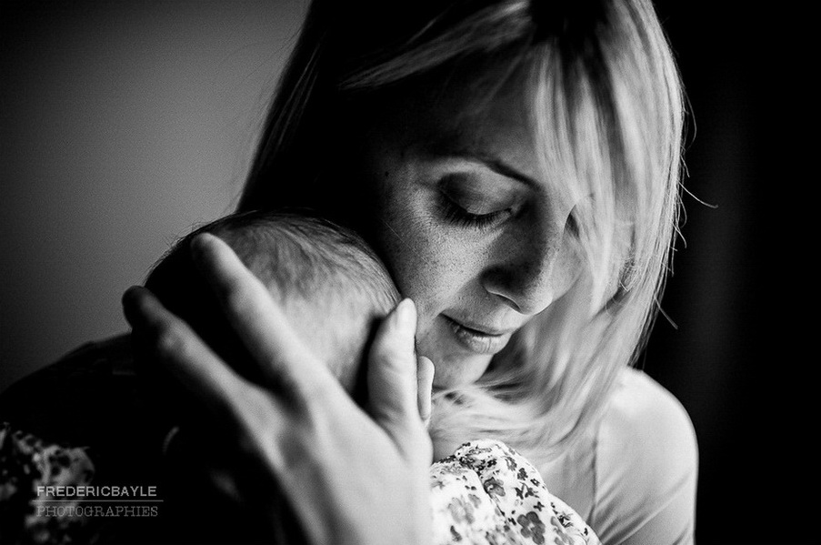 moment de tendresse entre maman et son bébé