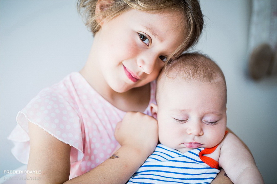 petite fille avec son bébé de frère