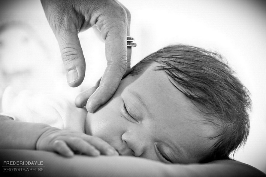 geste tendre de maman sur la joue de son bébé