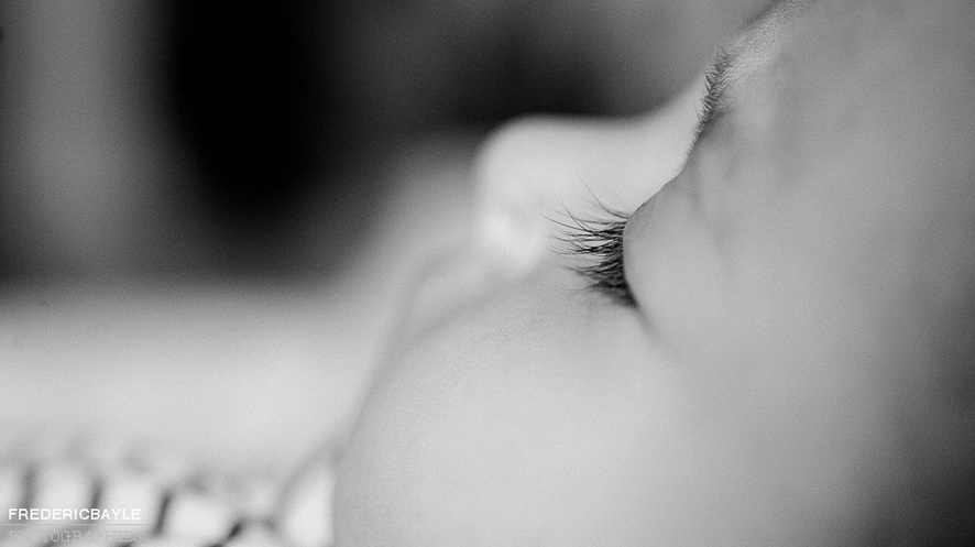 photoen gros plan sur les yeux de bébé