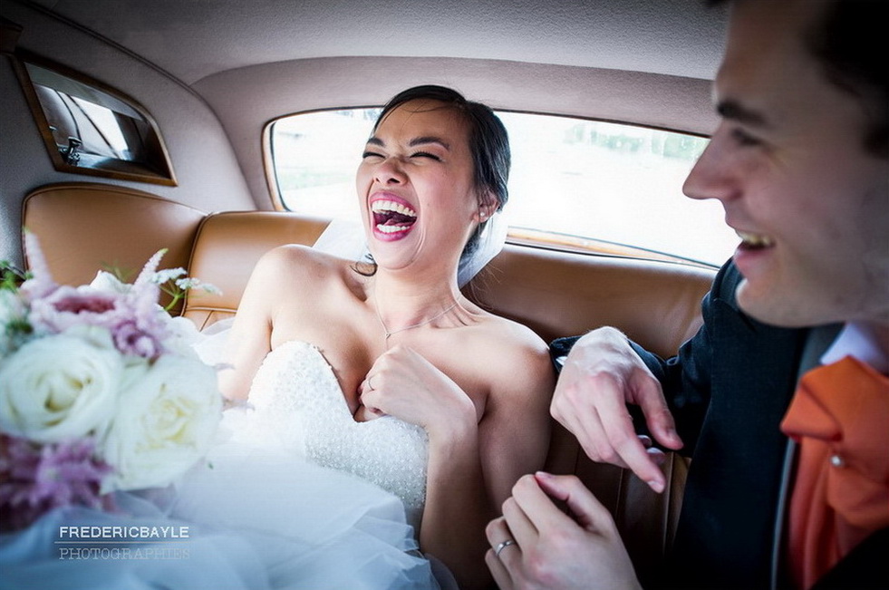 les mariés dans la voiture de mariage