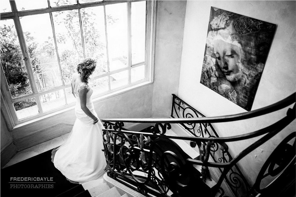 la mariée descendant les escaliers de la cérémonie ciuvile à la mairie