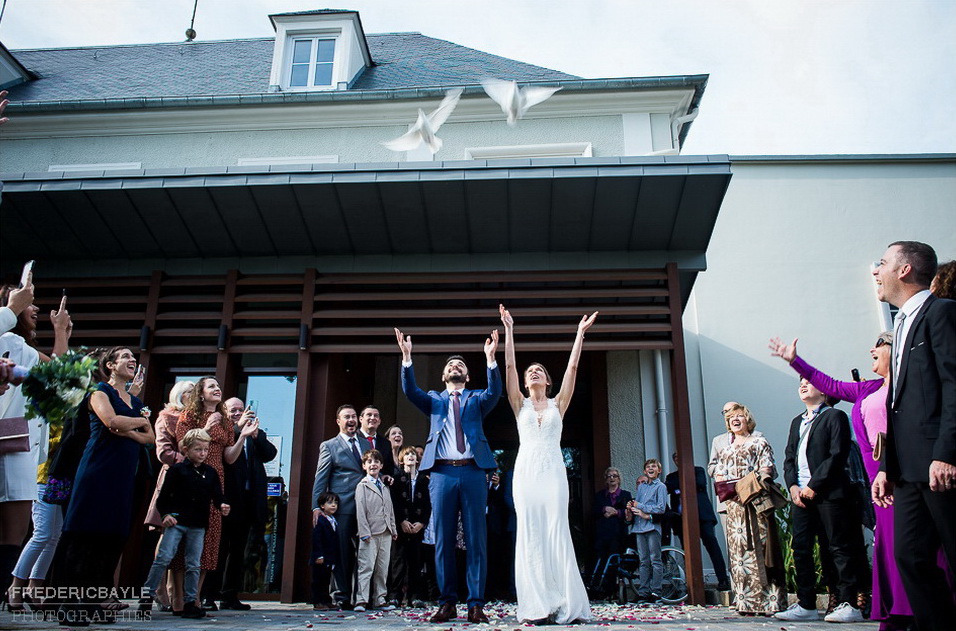 un lancé de colombes symbolique par les mariés