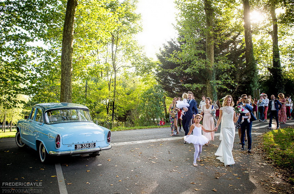 le cortège de mariage après la cérémonie religieuse