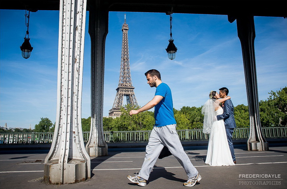 photos des mariés sous le pont de bir-hakeim à Paris