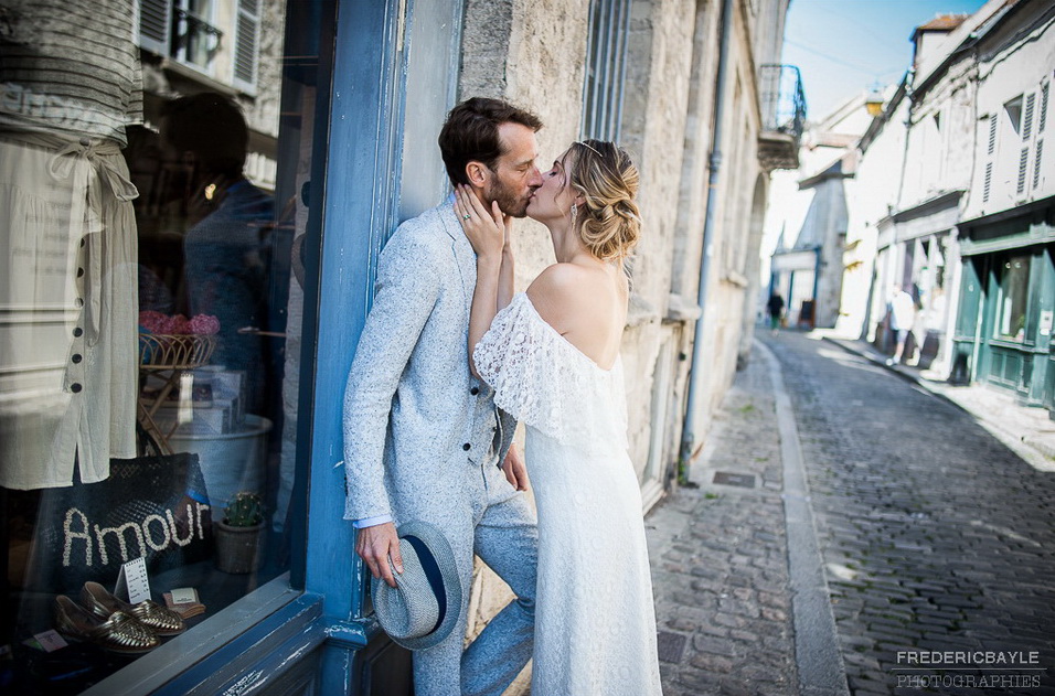 photos des mariés dans les rues de Senlis avec le mot Amour