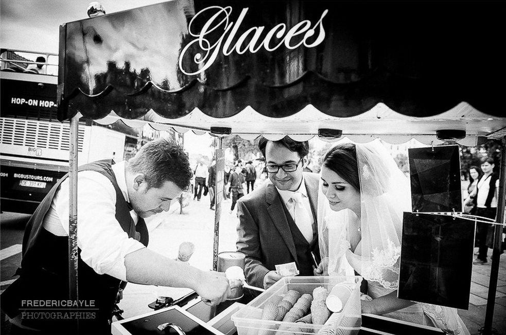 mariés dans les rues de Paris qui s'achètent une glace