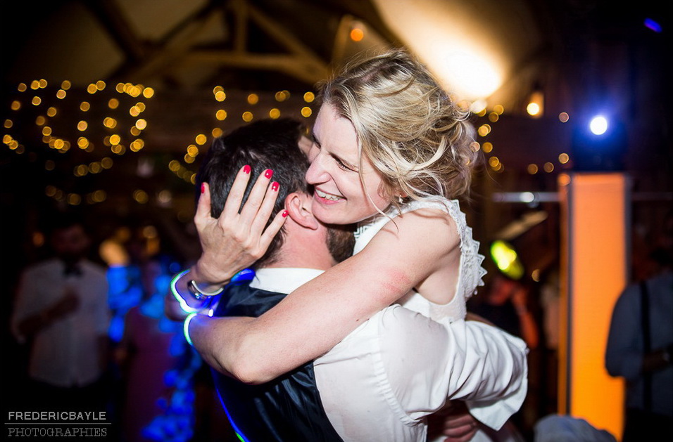 moment de joie entre les mariés durant la soirée de mariage