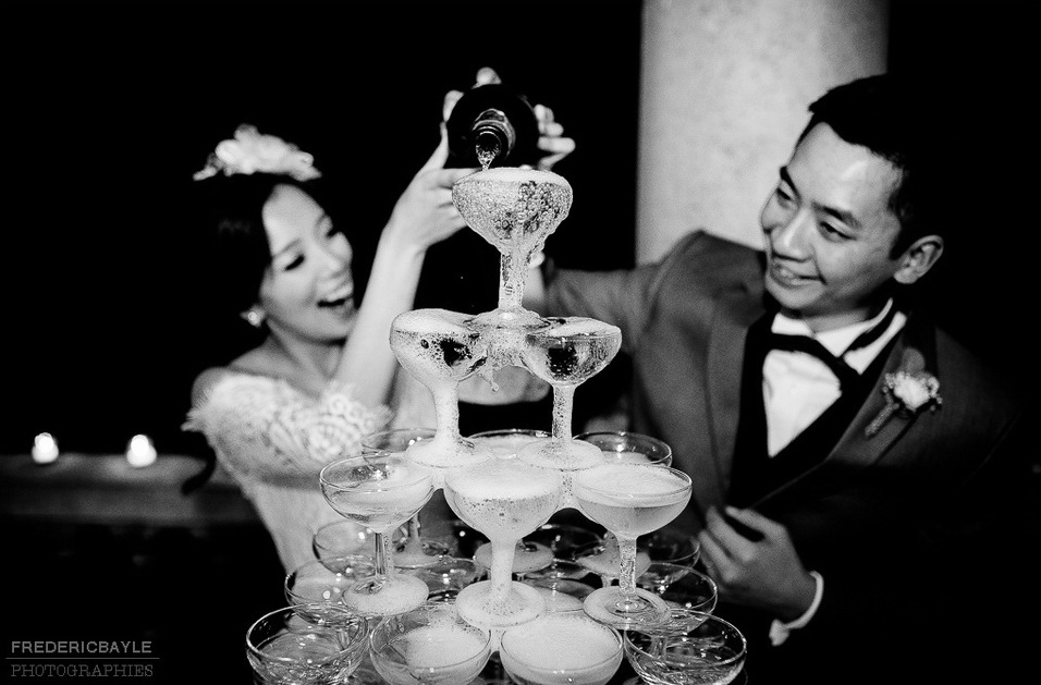 cascade de champagne durant la soirée de mariage