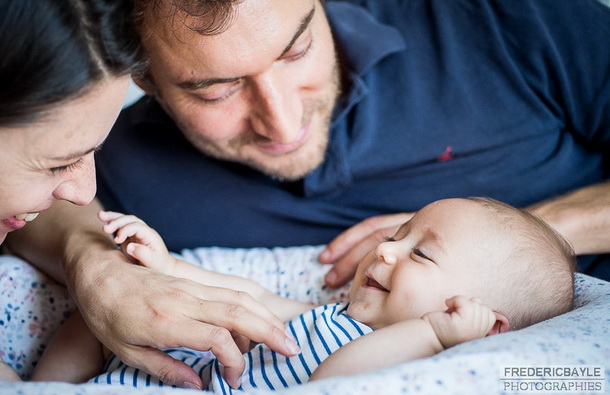 parents avec leur bébé après la naissance