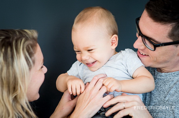 bébé en train de rigoler avec ses parents