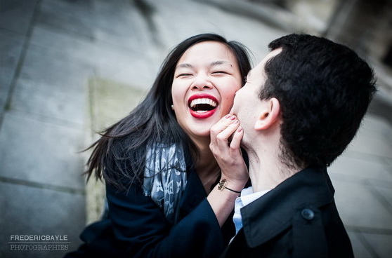 séance couple dans la cour carrée du Louvres à Paris