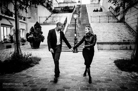 couple en balade près du Sacré Coeur à Paris