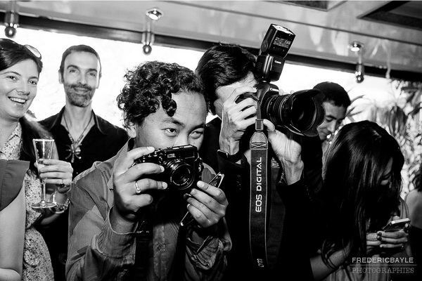 photos des invités pendant un mariage à Paris