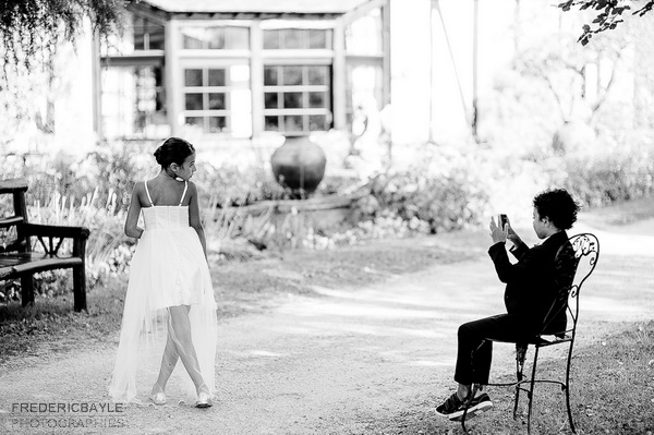 jeune garçon prennant en photo une jeune fille qui danse