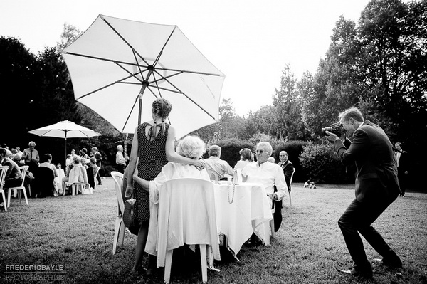 vin d'honneur de mariage, un homme prend en photo des invités