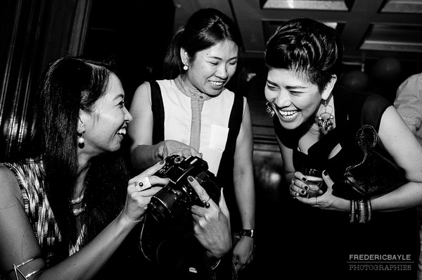 photo très naturelle de trois jeunes filles sur un mariage