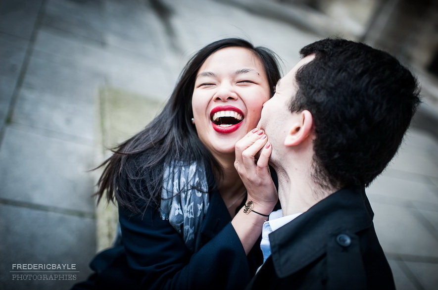 jeune fille chinoise avec son amoureux qui sourit