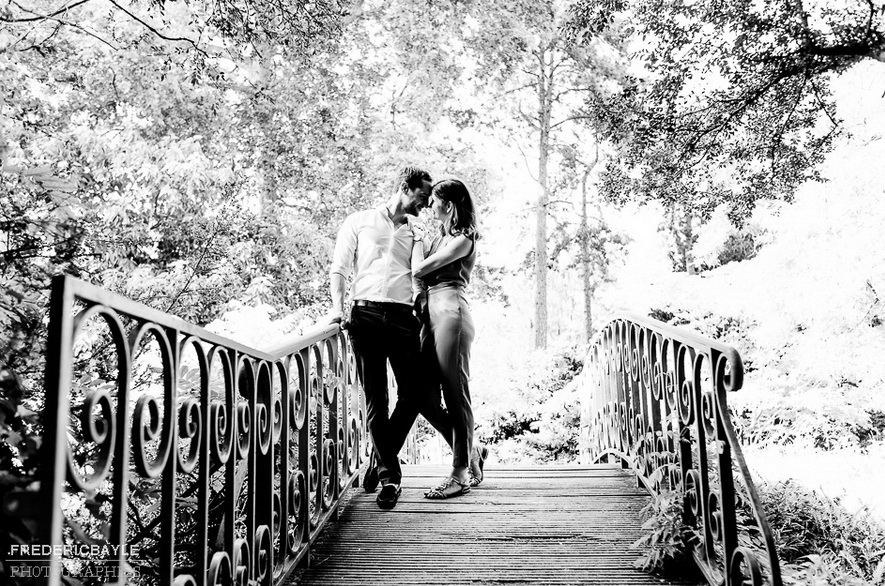 photo en noir et blanc d'un couple lors d'une séance love session