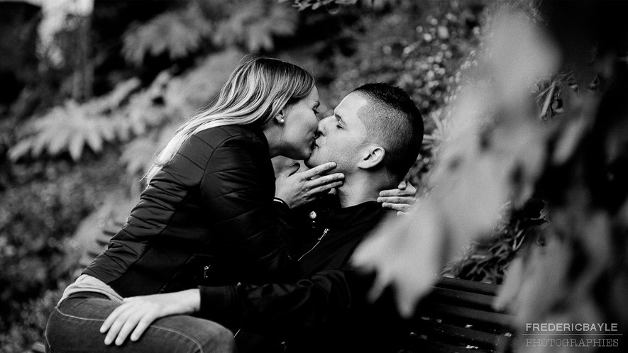 couple d'amoureux assis sur un banc à Paris 