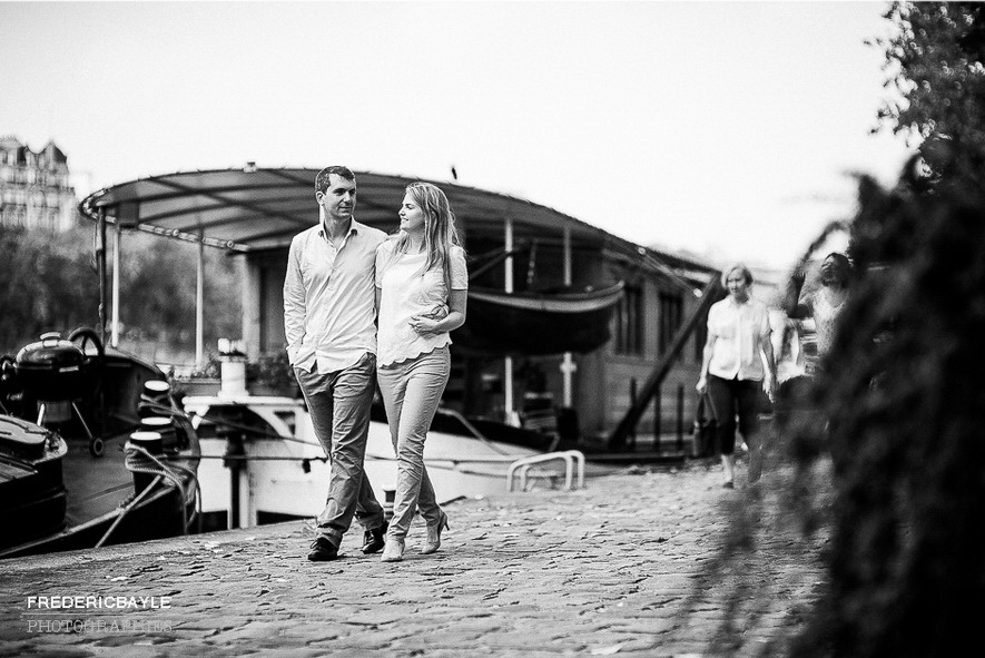 photo en noir et blanc d'un couple marchant sur les quais de Seine à Paris