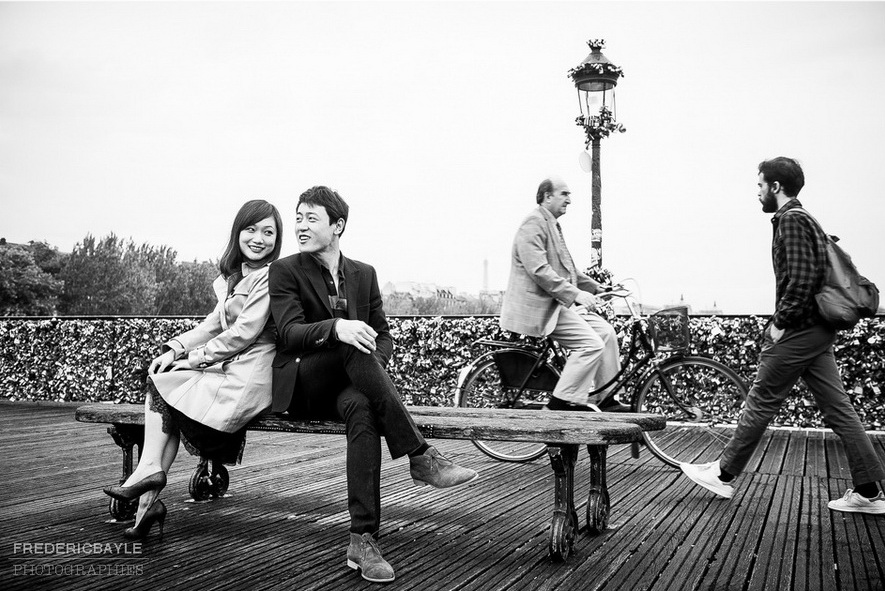 couple chinois rigolant sur le Pont des Arts à Paris