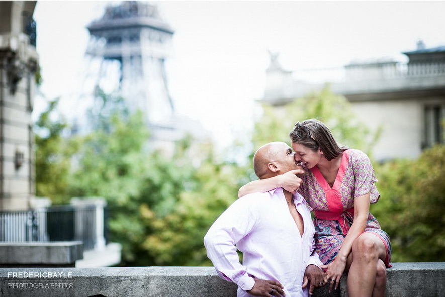 couple s'embrassant avec la Tour Eiffel en arrière plan