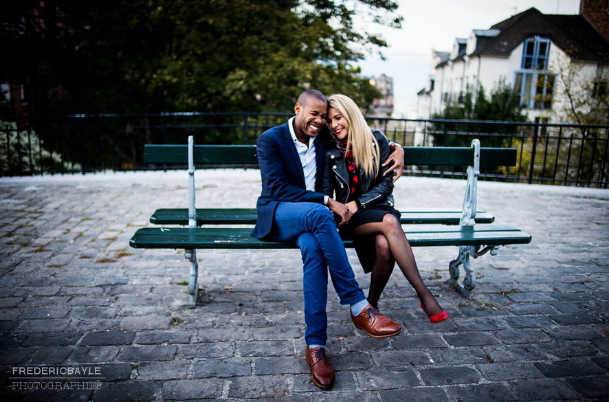 amoureux assis sur un banc à Montmartre derrière le Sacré Coeur