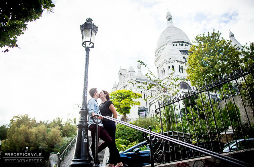 deux amoureux s'embrassant contre un réverbère au Sacré Coeur à Paris