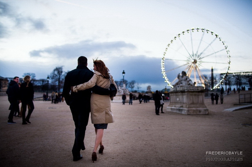 deux jeunes amoureux enlacés à la foire du trône