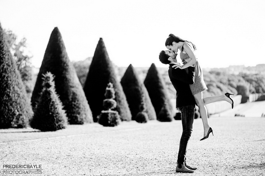 photo en noir et blanc d'un couple dans le Parc de Sceaux