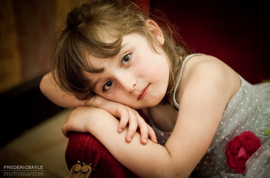 jeune fille sur un canapé