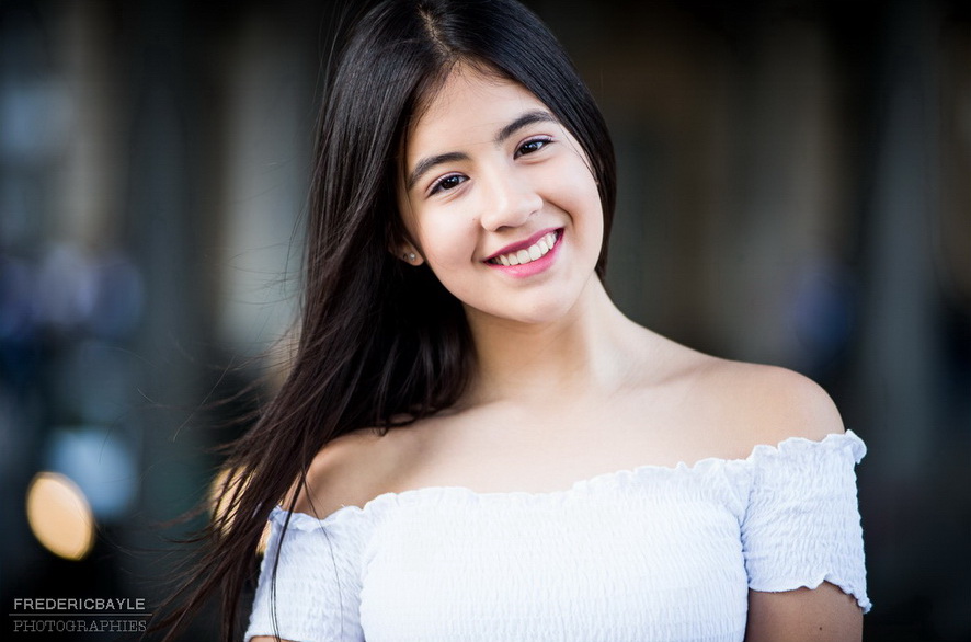 beau portrait de jeune fille en extérieur à Paris